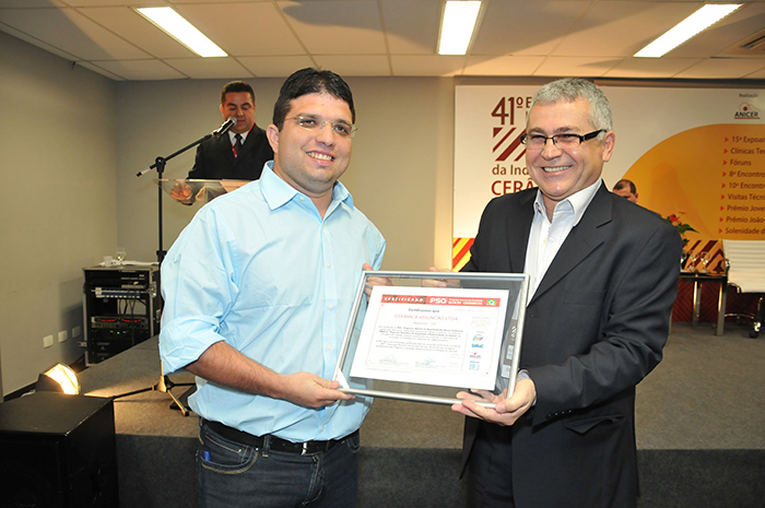 Diretor do Grupo Tavares recebe certificado do PSQ (Programa Setorial da Qualidade) da Cerâmica Santa Rita na 41º Encontro Nacional de Cerâmica Vermelha, em Campo Grande MS.