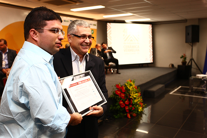Diretor do Grupo Tavares recebe certificado do PSQ (Programa Setorial da Qualidade) da Cerâmica Assunção de  Luis Lima, presidente  da Anicer.