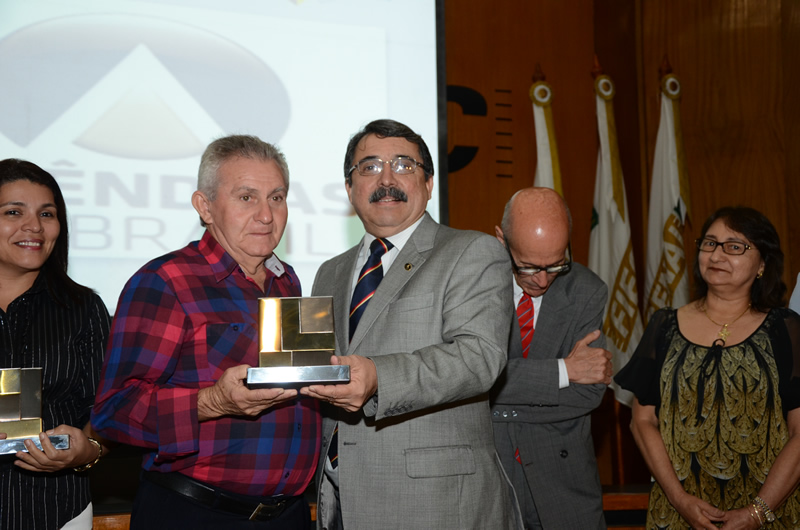 Raimundo Assunção Tavares , diretor do Grupo, recebe premiação de Roberto Sérgio Ferreira, vice - presidente da FIEC.