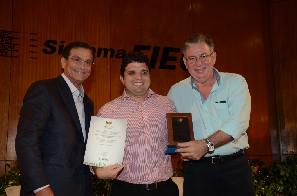 Marcelo Tavares recebe o prêmio do Presidente da FIEC, Beto Sturdart e do Diretor Administrativo da entidade, Ricardo Cavalcante.